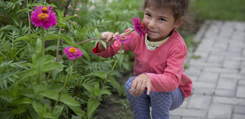 Copil moldovean mirosind o floare