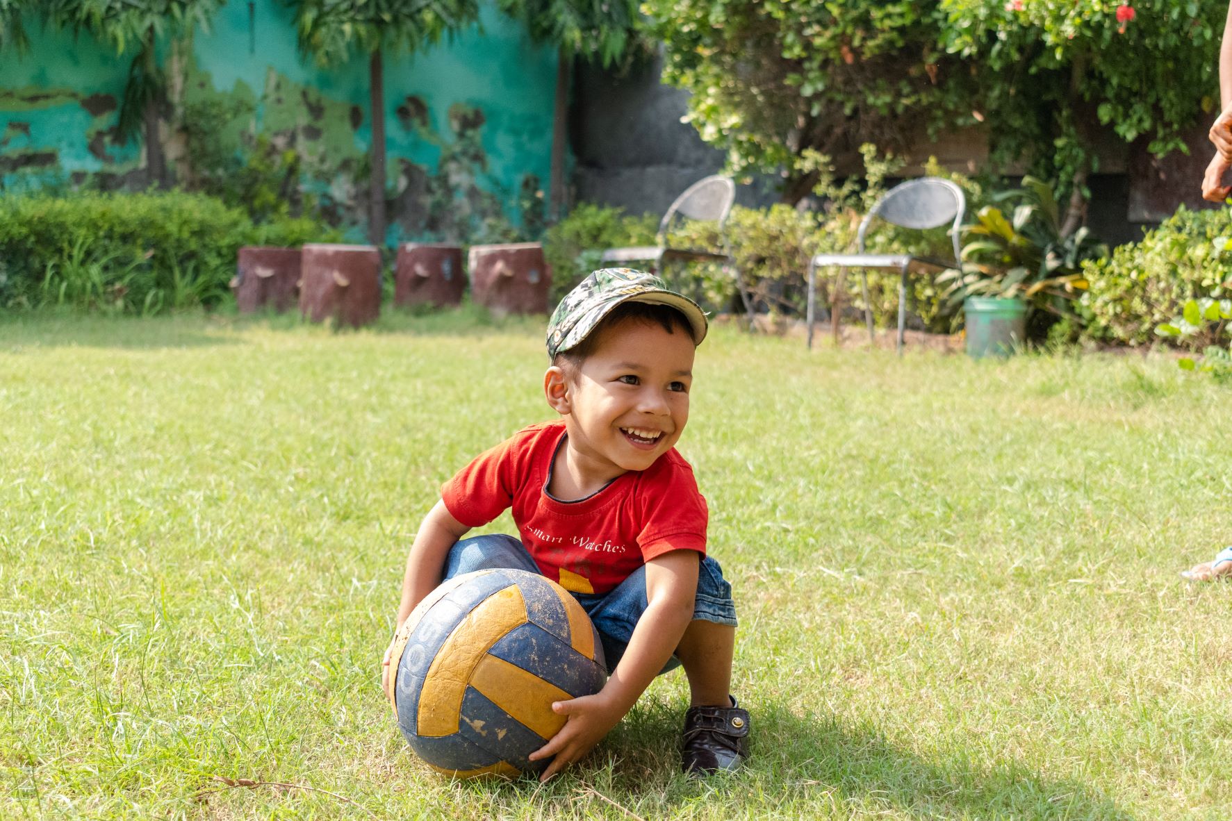 Fiul lui Rukhsana jucând mingea