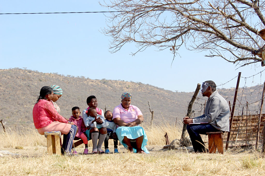 Un asistent social CERI consiliază o familie din Africa de Sud