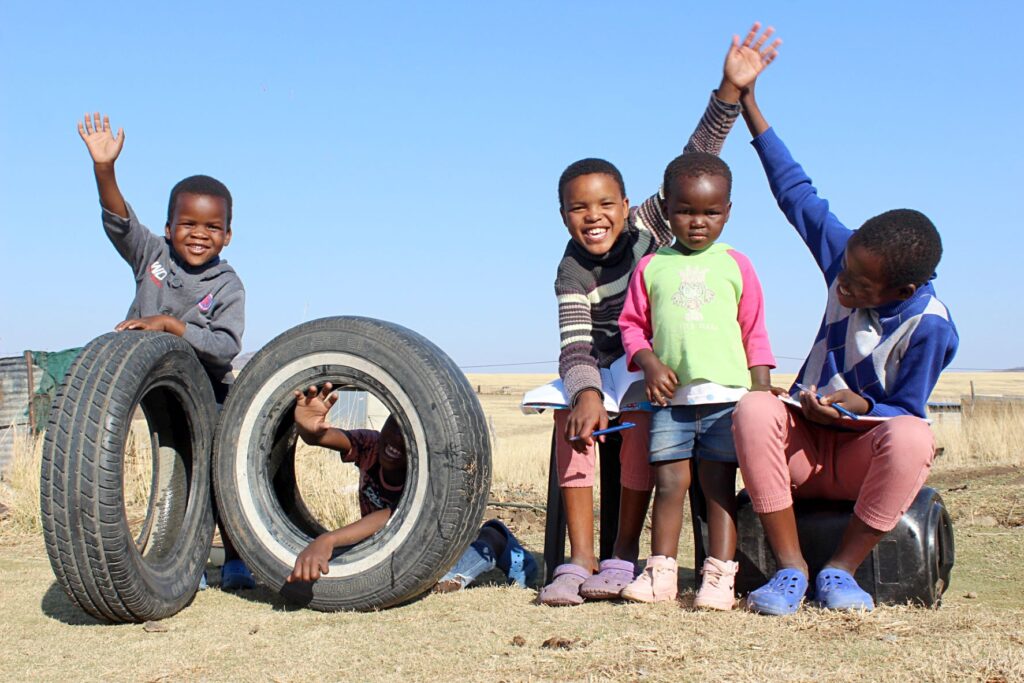 Copiii din Africa de Sud se joacă în aer liber
