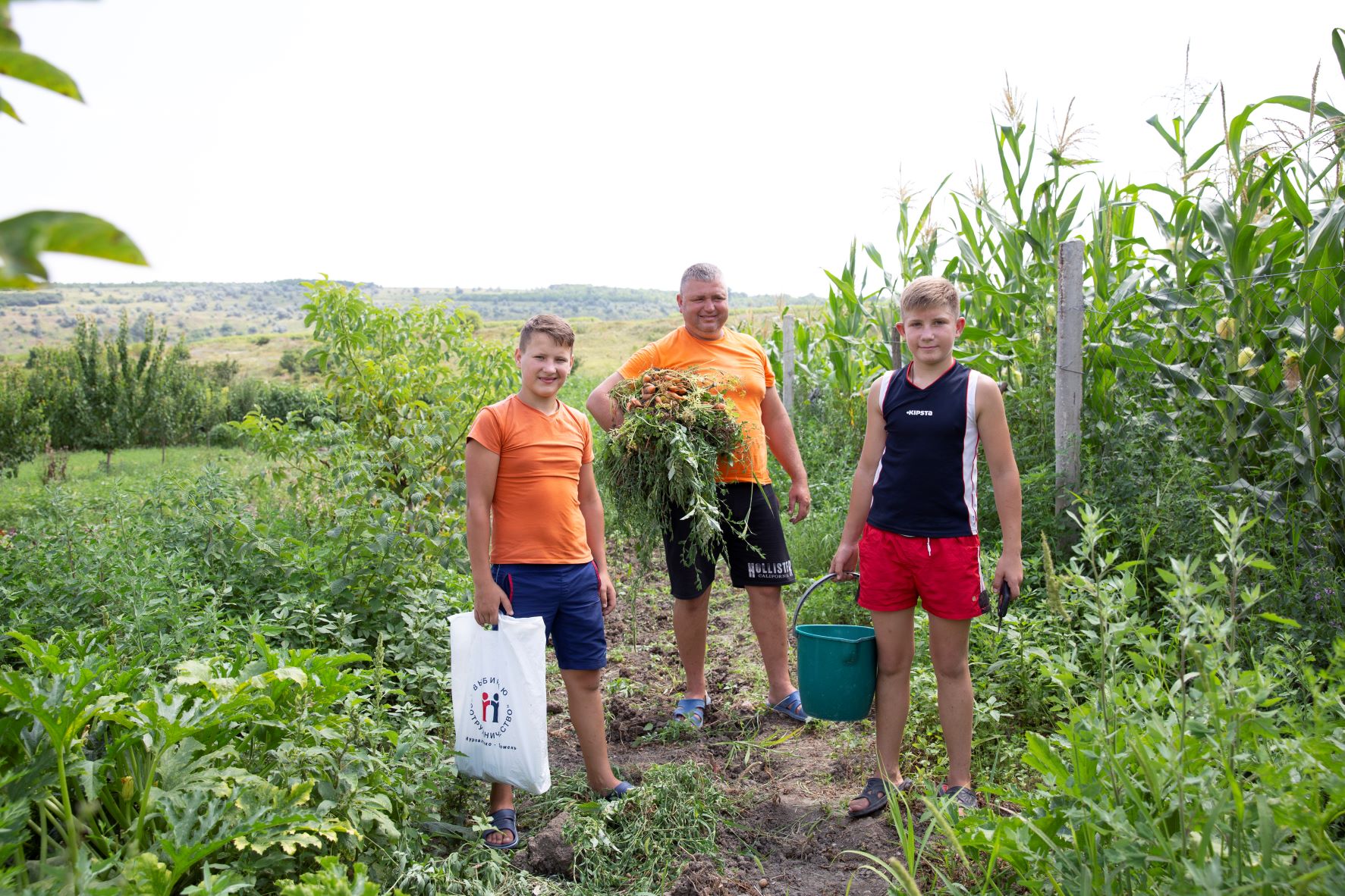 Tata moldovean grădinărit cu copii