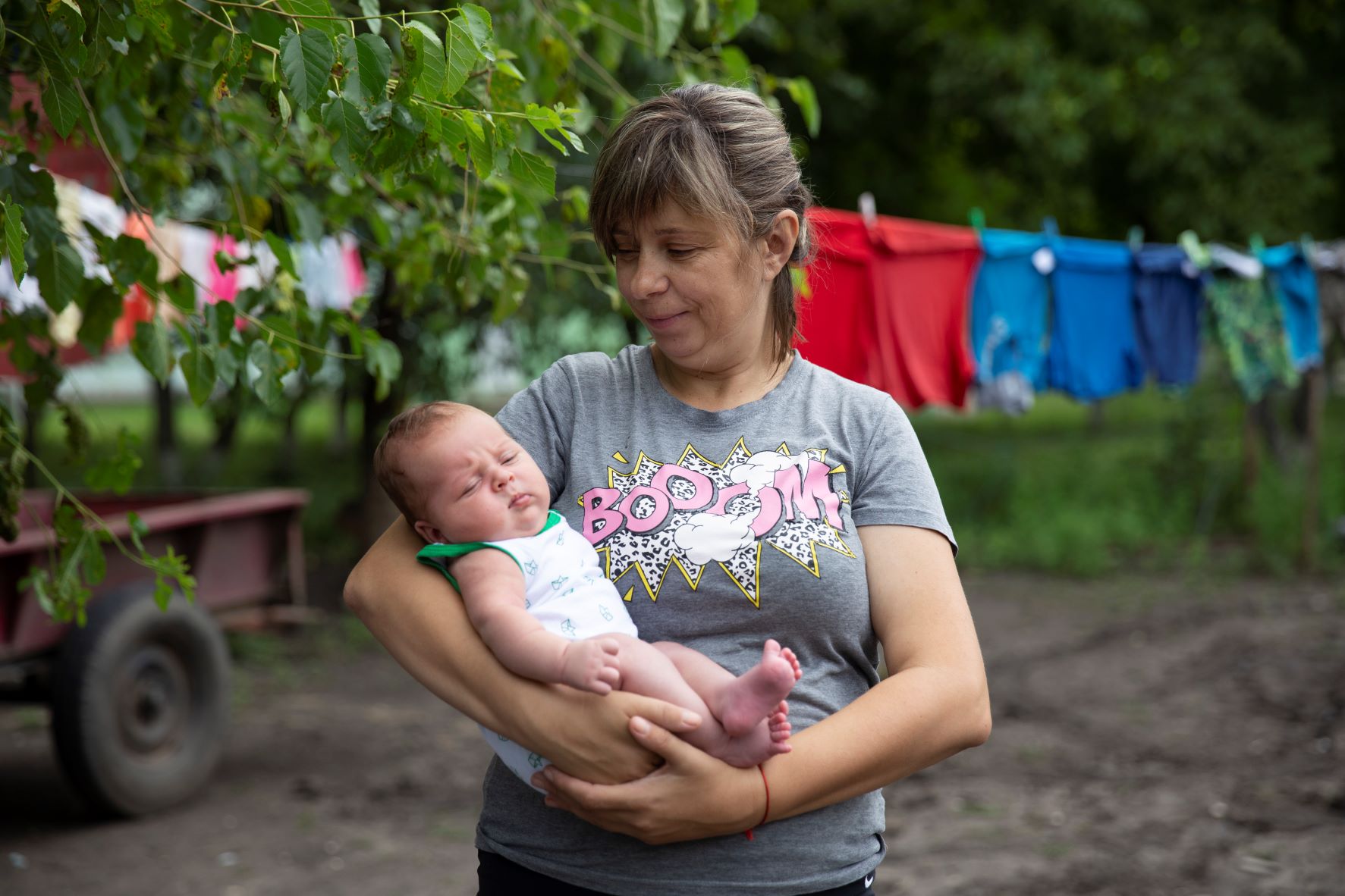 O mamă și un copil într-un mic sat din Moldova