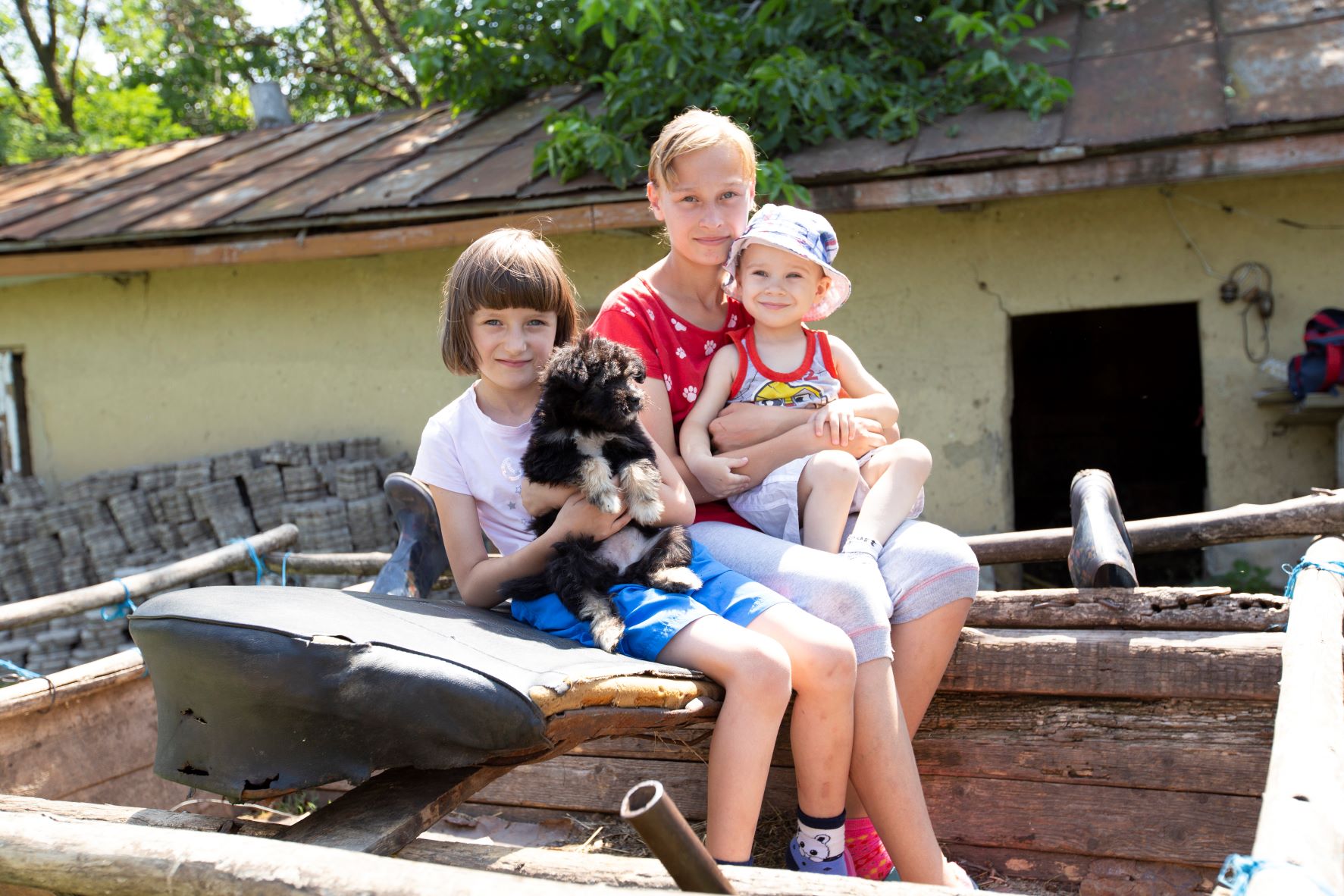 Copiii din Moldova care stau într-o căruță