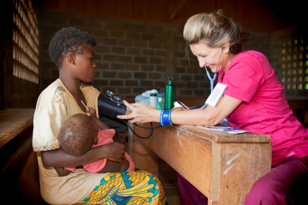 Donna voluntariat într-o excursie de misiune medicală în Republica Africa Centrală (2012).