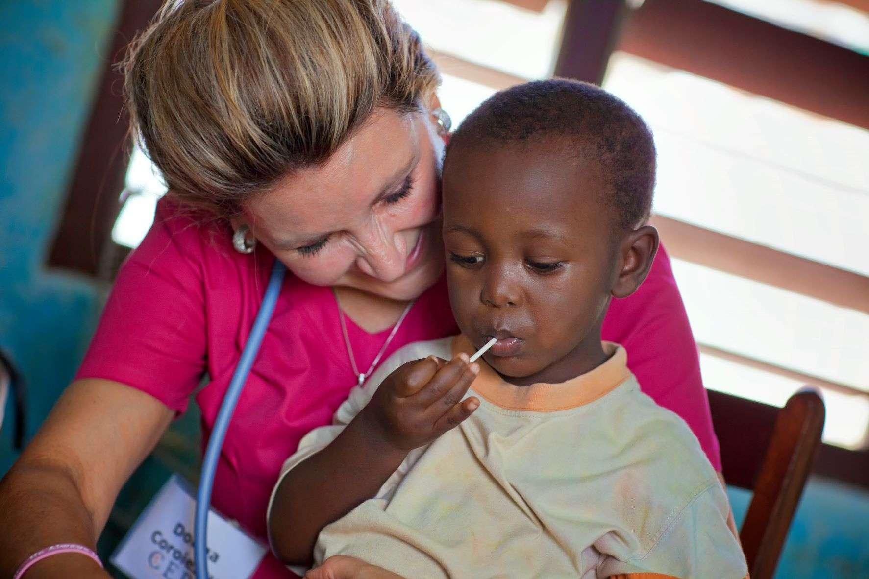 Donna voluntariat într-o excursie de misiune medicală în Republica Africa Centrală (2012).