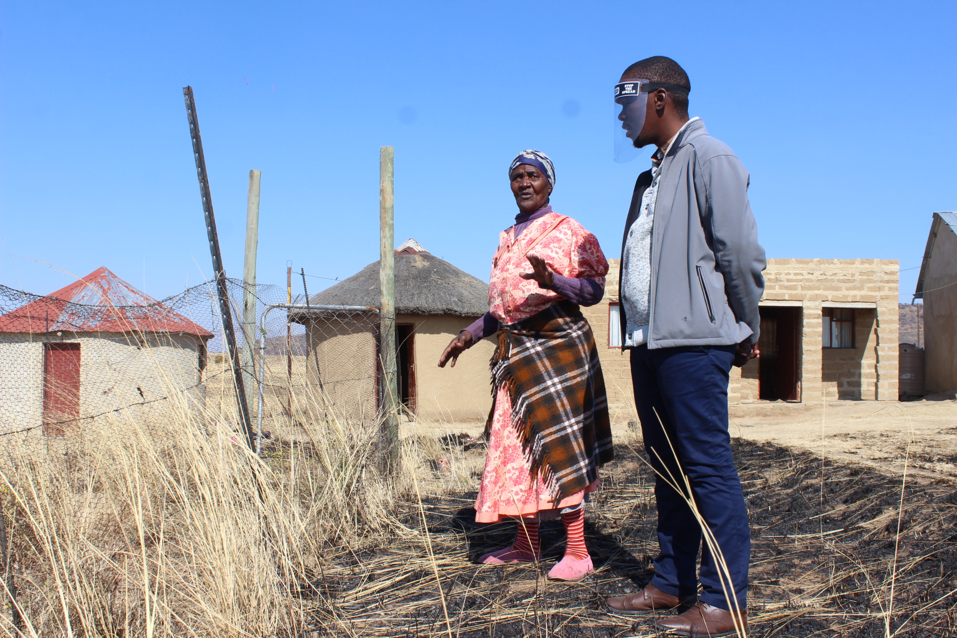 Mhambi în fața casei sale cu un membru al echipei CERI